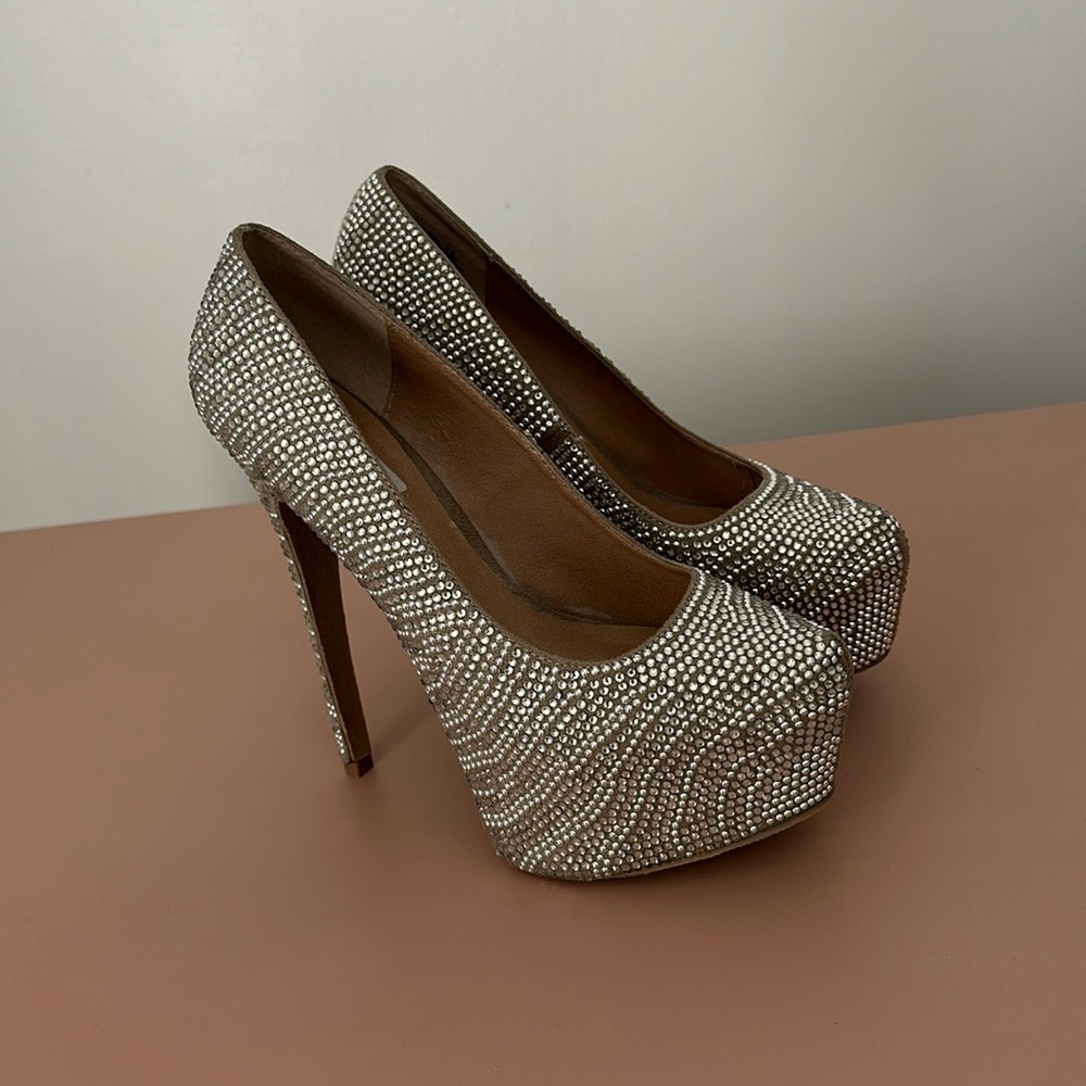 Steve Madden Dyvinal Rhinestone Platform Heels – Glamorous & Bold